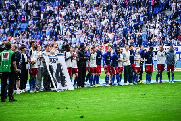 Hamburger SV celebrates with the fans after victory end of match GER, Hamburger SV vs 1 FC Nuernberg, Football, 2 Bundesliga, Matchday 34, Season 2023 2024, 19 05 2024 DFL REGULATIONS PROHIBIT ANY USE OF PHOTOGRAPHS AS IMAGE SEQUENCES AND OR QUASI VIDEO GER, Hamburger SV vs 1 FC Nuernberg, Football, 2 Bundesliga, Matchday 34, Season 2023 2024, 19 05 2024 Hamburg Copyright: xEibner-Pressefoto MarcelxvonxFehrnx EP_MFN