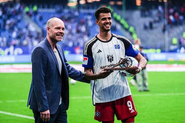 Robert Glatzel Hamburger SV, 09 gets Torjaegerkanone GER, Hamburger SV vs 1 FC Nuernberg, Football, 2 Bundesliga, Matchday 34, Season 2023 2024, 19 05 2024 DFL REGULATIONS PROHIBIT ANY USE OF PHOTOGRAPHS AS IMAGE SEQUENCES AND OR QUASI VIDEO GER, Hamburger SV vs 1 FC Nuernberg, Football, 2 Bundesliga, Matchday 34, Season 2023 2024, 19 05 2024 Hamburg Copyright: xEibner-Pressefoto MarcelxvonxFehrnx EP_MFN