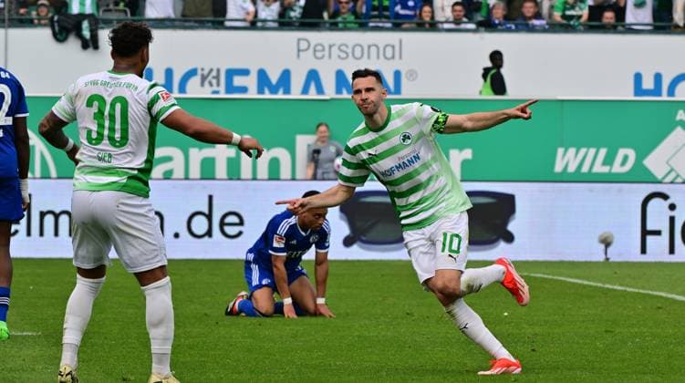 19 05 2024 Soccer Season 2023 2024 2 Soccer Bundesliga 34 Matchday SpVgg Greuther Fürth Kleeblatt FC Schalke 04 Sportfoto Zink MeZi xmexzix DFL regulations prohibit any use of photographs as image sequences and or quasi video only for editorial use Torjubel Jubel Freude nach Treffer Goal Shot for 1 0 by Branimir Hrgota 10 SpVgg Greuther Fürth