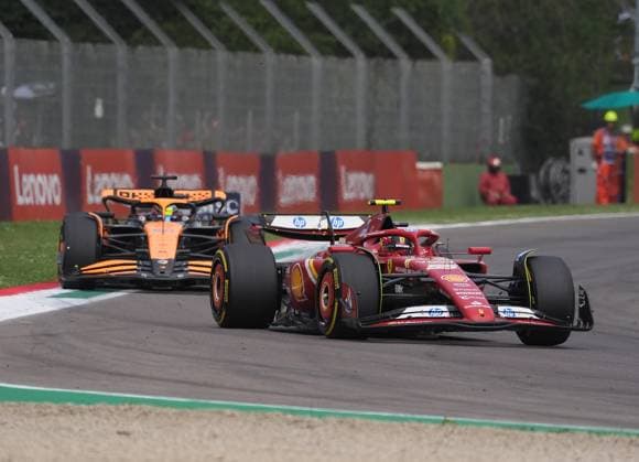 Formula 1 Grand Prix Emilia Romagna 2024 19 05 2024, Autodromo Enzo e Dino Ferrari, Imola, Formula 1 Grand Prix Emilia Romagna 2024 ,in the picture Carlos Sainz Jr ESP , Scuderia Ferrari HP, Oscar Piastri AUS , McLaren F1 Team nordphotoxGmbHx xBratic nph00250