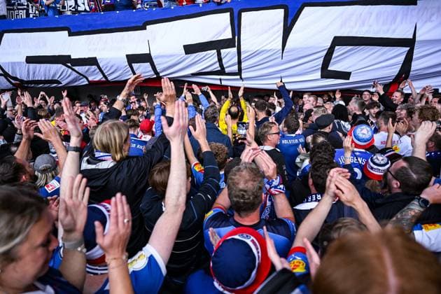 19 05 2024, Soccer, 2 Bundesliga, 34 Matchday Season 2023 2024, Hannover 96 Holstein Kiel, The players go to the fans in the block xRHR PHOTO TKx after the end of the match Copyright: RHR-FOTOx RHR-FOTO TK