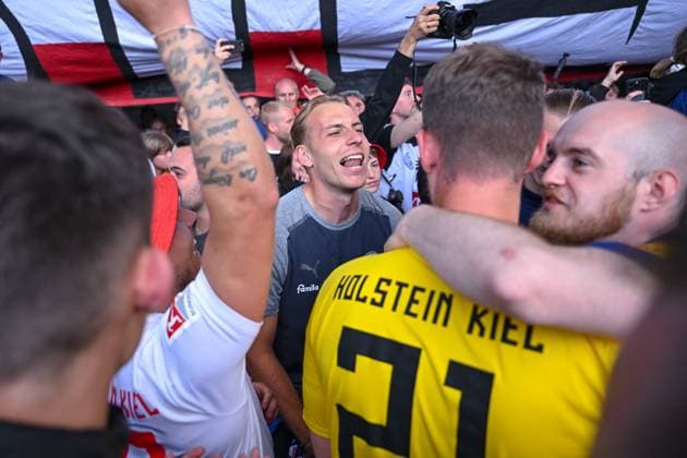 19 05 2024, Football, 2 Bundesliga, Matchday 34 Season 2023 2024, Hannover 96 Holstein Kiel, The players go to the fans in the block after the match Timo Becker Holstein Kiel xRHR PHOTO TKx Copyright: RHR-FOTOx RHR-FOTO TK