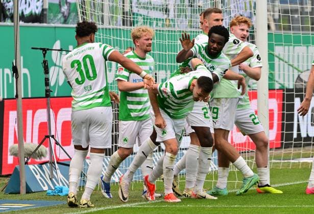 19 05 2024 Soccer Season 2023 2024 2 Soccer Bundesliga 34 Matchday SpVgg Greuther Fürth Kleeblatt FC Schalke 04 Sportfoto Zink MeZi xmexzix DFL regulations prohibit any use of photographs as image sequences and or quasi video only for editorial use Torjubel Jubel Freude nach Treffer Goal Shot for 1 0 by Branimir Hrgota 10 SpVgg Greuther Fürth