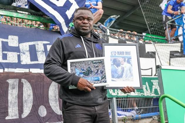 19 05 2024, Football, Season 2023 2024, 2 Bundesliga, Matchday 34, Greuther Fürth FC Schalke 04, Team manager Gerald Asamoah FC Schalke 04 says goodbye to the fans Fürth Stadion am Ronhof Bayern Germany xRHR PHOTO TRx Copyright: TimxRehbein RHR-FOTOx RHR-FOTO TR