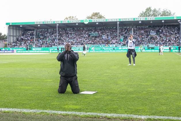 19 05 2024, Football, Season 2023 2024, 2 Bundesliga, Matchday 34, Greuther Fürth FC Schalke 04, Team manager Gerald Asamoah FC Schalke 04 says goodbye to the fans Fürth Stadion am Ronhof Bayern Germany xRHR PHOTO TRx Copyright: TimxRehbein RHR-FOTOx RHR-FOTO TR