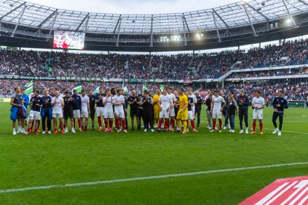 Holstein Kiel celebrates promotion with the fans GER, Hannover 96 vs Holstein Kiel, Football, Bundesliga 2, Matchday 34, Season 2023 2024, 19 05 2024 DFL REGULATES PROHIBIT ANY USE OF PHOTOGRAPHS AS IMAGE SEQUENCES AND OR QUASI VIDEO Hannover 96 vs Holstein Kiel, Football, Bundesliga 2, Matchday 34, Season 2023 2024, 19 05 2024 Hannover Copyright: xEibner-Pressefoto FabioxDeinertx EP_FDT