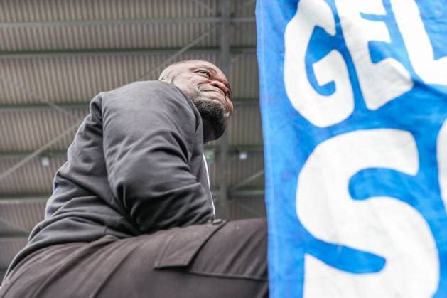 19 05 2024, Football, Season 2023 2024, 2 Bundesliga, Matchday 34, Greuther Fürth FC Schalke 04, Team manager Gerald Asamoah FC Schalke 04 says goodbye to the fans Fürth Stadion am Ronhof Bayern Germany xRHR PHOTO TRx Copyright: TimxRehbein RHR-FOTOx RHR-FOTO TR