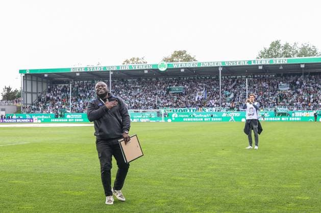 19 05 2024, Football, Season 2023 2024, 2 Bundesliga, Matchday 34, Greuther Fürth FC Schalke 04, Team manager Gerald Asamoah FC Schalke 04 says goodbye to the fans Fürth Stadion am Ronhof Bayern Germany xRHR PHOTO TRx Copyright: TimxRehbein RHR-FOTOx RHR-FOTO TR