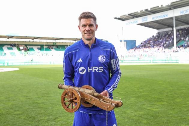 19 05 2024, Football, Season 2023 2024, 2 Bundesliga, Matchday 34, Greuther Fürth FC Schalke 04, Simon Terodde FC Schalke 04 with the Sky Fürth Stadion am Ronhof Bayern Germany xRHR PHOTO TRx Copyright: TimxRehbein RHR-FOTOx RHR-FOTO TR