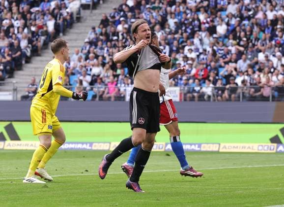 19 05 2024 Soccer Season 2023 2024 2 Soccer Bundesliga 34 Matchday Hamburger SV HSV 1 FC Nürnberg FCN Club Sportfoto Zink DaMa xdaxmax DFL regulations prohibit any use of photographs as image sequences and or quasi video only for editorial use Felix Lohkemper 7, 1 FC Nürnberg FCN disappointed disappointment takes off his jersey