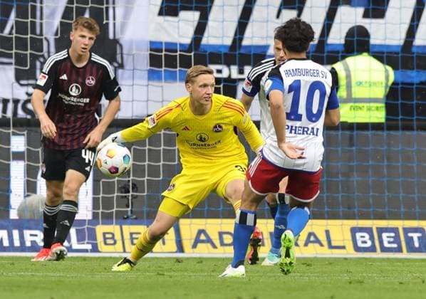 19 05 2024 Soccer Season 2023 2024 2 Soccer Bundesliga 34 Matchday Hamburger SV HSV 1 FC Nürnberg FCN Club Sportfoto Zink DaMa xdaxmax DFL regulations prohibit any use of photographs as image sequences and or quasi video only for editorial use Jan Reichert 31, 1 FC Nürnberg FCN wirft Ball ab