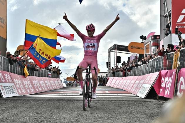 Sport Themen der Woche KW21 Sport Bilder des Tages May 19, 2024, Livigno, ITALY: Slovenian rider Tadej Pogacar of Uae Team Emirates celebrates after crossing the finish line and win the 15th stage of the 107 Giro d Italia 2024, over 222 km from Manerba del Garda to Livigno, Italy, 19 May 2024. ANSA LUCA ZENNARO Giro d Italia cycling tour- 15 stage  - ZUMAa110 20240519_zaf_a110_043 Copyright: xLucaxZennarox