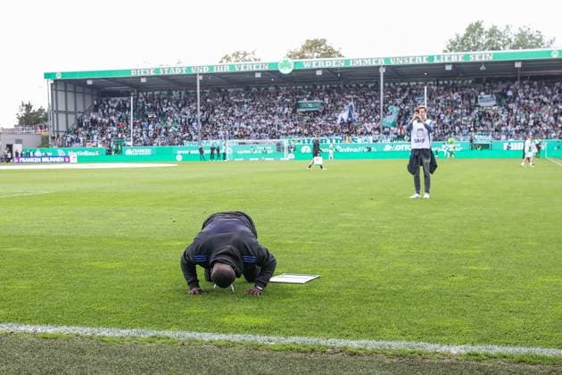 19 05 2024, Football, Season 2023 2024, 2 Bundesliga, Matchday 34, Greuther Fürth FC Schalke 04, Team manager Gerald Asamoah FC Schalke 04 says goodbye to the fans Fürth Stadion am Ronhof Bayern Germany xRHR PHOTO TRx Copyright: TimxRehbein RHR-FOTOx RHR-FOTO TR