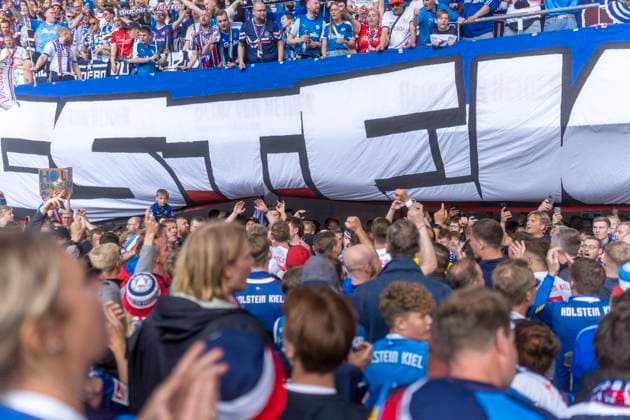 Holstein Kiel celebrates promotion with the fans GER, Hannover 96 vs Holstein Kiel, Football, Bundesliga 2, Matchday 34, Season 2023 2024, 19 05 2024 DFL REGULATES PROHIBIT ANY USE OF PHOTOGRAPHS AS IMAGE SEQUENCES AND OR QUASI VIDEO Hannover 96 vs Holstein Kiel, Football, Bundesliga 2, Matchday 34, Season 2023 2024, 19 05 2024 Hannover Copyright: xEibner-Pressefoto FabioxDeinertx EP_FDT