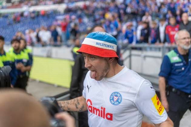 Lewis Holtby Holstein Kiel, 10 GER, Hannover 96 vs Holstein Kiel, Football, Bundesliga 2, Matchday 34, Season 2023 2024, 19 05 2024 DFL REGULATES PROHIBIT ANY USE OF PHOTOGRAPHS AS IMAGE SEQUENCES AND OR QUASI VIDEO Hannover 96 vs Holstein Kiel, Football, Bundesliga 2, Matchday 34, Season 2023 2024, 19 05 2024 Hannover Copyright: xEibner-Pressefoto FabioxDeinertx EP_FDT