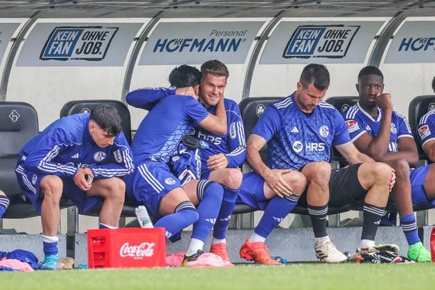 19 05 2024, Football, Season 2023 2024, 2 Bundesliga, Matchday 34, Greuther Fürth FC Schalke 04, f l Danny Latza FC Schalke 04 hugs Simon Terodde FC Schalke 04 after the final whistle Fürth Stadion am Ronhof Bayern Germany xRHR PHOTO TRx Copyright: TimxRehbein RHR-FOTOx RHR-FOTO TR