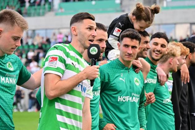19 05 2024 Soccer Season 2023 2024 2 Soccer Bundesliga 34 Matchday SpVgg Greuther Fürth Kleeblatt FC Schalke 04 Sportfoto Zink xwoxzix DFL regulations prohibit any use of photographs as image sequences and or quasi video only for editorial use Branimir Hrgota 10 SpVgg Greuther Fürth speaks to team Team after end of match