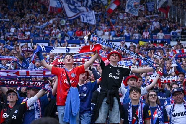 19 05 2024, Football, 2 Bundesliga, 34 Matchday Season 2023 2024, Hannover 96 Holstein Kiel, Holstein Kiel fans celebrate their team xRHR PHOTO TKx Copyright: RHR-FOTOx RHR-FOTO TK