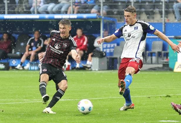 19 05 2024 Soccer Season 2023 2024 2 Soccer Bundesliga 34 Matchday Hamburger SV HSV 1 FC Nürnberg FCN Club Sportfoto Zink DaMa xdaxmax DFL regulations prohibit any use of photographs as image sequences and or quasi video only for editorial use Benjamin Goller 14, 1 FC Nürnberg FCN mit Torschuss gg Miro Muheim 28, Hamburger SV HSV