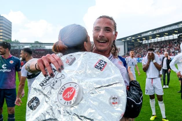 Jackson Irvine (FC St. Pauli, 07) feiert nach dem Erreichen des ersten Platzes der 2. Bundesliga. GER, SV Wehen Wiesbaden vs. FC St. Pauli, Fussball, 2. Bundesliga, 34. Spieltag, Spielzeit 2023 2024, 19.05.2024. DFL REGULATIONS PROHIBIT ANY USE OF PHOTOGRAPHS AS IMAGE SEQUENCES AND OR QUASI-VIDEO GER, SV Wehen Wiesbaden vs. FC St. Pauli, Fussball, 2. Bundesliga, 34. Spieltag, Spielzeit 2023 2024, 19.05.2024. Wiesbaden *** Jackson Irvine FC St Pauli, 07 celebrates after finishing first in 2 Bundesliga GER, SV Wehen Wiesbaden vs FC St Pauli, Football, 2 Bundesliga, Matchday 34, Season 2023 2024, 19 05 2024 DFL REGULATIONS PROHIBIT ANY USE OF PHOTOGRAPHS AS IMAGE SEQUENCES AND OR QUASI VIDEO GER, SV Wehen Wiesbaden vs FC St Pauli, Football, 2 Bundesliga, Matchday 34, Season 2023 2024, 19 05 2024 Wiesbaden Copyright: xEibner-Pressefoto FlorianxWieganx EP_FWD