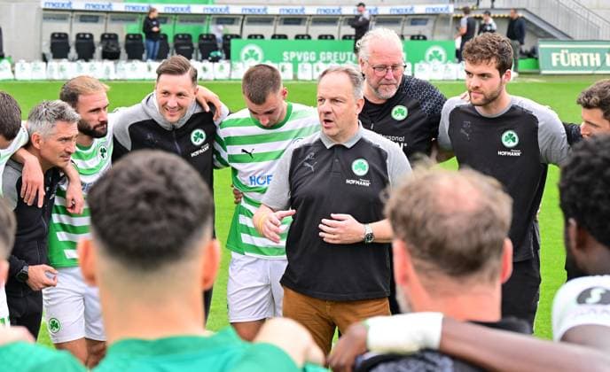 19 05 2024 Soccer Season 2023 2024 2 Soccer Bundesliga 34 Matchday SpVgg Greuther Fürth Kleeblatt FC Schalke 04 Sportfoto Zink xwoxzix DFL regulations prohibit any use of photographs as image sequences and or quasi video only for editorial use Alexander Zorniger Trainer SpVgg Greuther Fürth speaks to Mannschaft Team after the end of the match