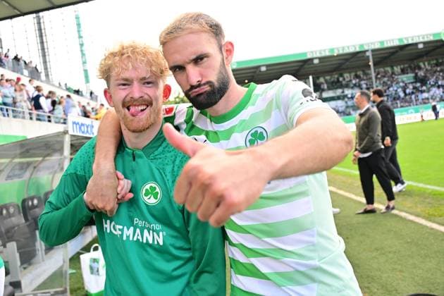 19 05 2024 Soccer Season 2023 2024 2 Soccer Bundesliga 34 Matchday SpVgg Greuther Fürth Kleeblatt FC Schalke 04 Sportfoto Zink xwoxzix DFL regulations prohibit any use of photographs as image sequences and or quasi video only for editorial use Jomaine Consbruch 14, SpVgg Greuther Fürth Simon Asta 2, SpVgg Greuther Fürth after end of match