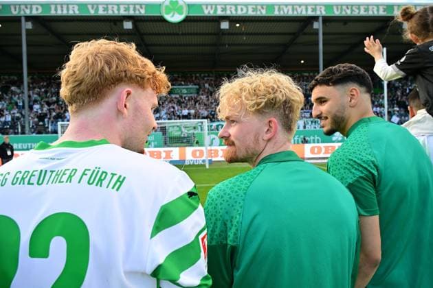 19 05 2024 Soccer Season 2023 2024 2 Soccer Bundesliga 34 Matchday SpVgg Greuther Fürth Kleeblatt FC Schalke 04 Sportfoto Zink xwoxzix DFL regulations prohibit any use of photographs as image sequences and or quasi video only for editorial use Robert Wagner 22, SpVgg Greuther Fürth Jomaine Consbruch 14, SpVgg Greuther Fürth Oualid Mhamdi 3, SpVgg Greuther Fürth after end of match