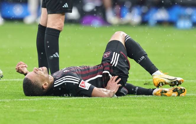 19 05 2024 Soccer Season 2023 2024 2 Soccer Bundesliga 34 Matchday Hamburger SV HSV 1 FC Nürnberg FCN Club Sportfoto Zink DaMa xdaxmax DFL regulations prohibit any use of photographs as image sequences and or quasi video only for editorial use Jan Gyamerah 28, 1 FC Nürnberg FCN with pain injury injured on the ground