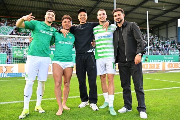 19 05 2024 Fußball Saison 2023 2024 2 Fußball Bundesliga 34 Spieltag SpVgg Greuther Fürth Kleeblatt FC Schalke 04 Sportfoto Zink xwoxzix DFL regulations prohibit any use of photographs as image sequences and or quasi video only for editorial use Oualid Mhamdi 3, SpVgg Greuther Fürth Armindo Sieb 30, SpVgg Greuther Fürth Maximilian Solomon Dietz 33, SpVgg Greuther Fürth Tim Lemperle 19, SpVgg Greuther Fürth Kerim Calhanoglu 21, SpVgg Greuther Fürth