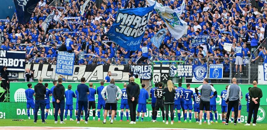 19 05 2024 Soccer season 2023 2024 2 Soccer Bundesliga 34 Matchday SpVgg Greuther Fürth Kleeblatt FC Schalke 04 Sportfoto Zink MeZi xmexzix DFL regulations prohibit any use of photographs as image sequences and or quasi video only for editorial use Gerald Asamoah Leiter Lizenz FC Schalke 04 S04, bei Fans wird gefeiert von Fans Fanblock nach Spielende