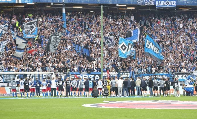 19 05 2024 Soccer Season 2023 2024 2 Soccer Bundesliga 34 Matchday Hamburger SV HSV 1 FC Nürnberg FCN Club Sportfoto Zink DaMa xdaxmax DFL regulations prohibit any use of photographs as image sequences and or quasi video only for editorial use Mannschaft Team des Hamburger SV HSV says goodbye to spectators audience fans