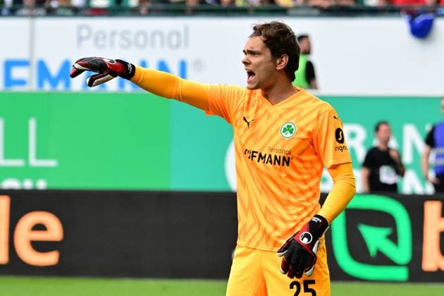 19 05 2024 Soccer Season 2023 2024 2 Soccer Bundesliga 34 Matchday SpVgg Greuther Fürth Kleeblatt FC Schalke 04 Sportfoto Zink AlSch xalxschx DFL regulations prohibit any use of photographs as image sequences and or quasi video only for editorial use Leon Schaffran 25, SpVgg Greuther Fürth indicates gestures directs gives instructions