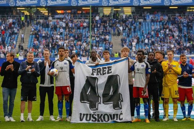 Final cheer with banner Free Vuskovic for Mario Vuskovic HSV who is currently not allowed to play due to doping suspicion Germany , Hamburg , Volksparkstadion , Football , Bundesliga , 2 Soccer Bundesliga , Hamburger SV 1 FC Nürnberg