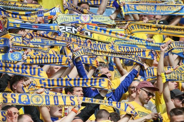 19 05 2024, xusrbx, Soccer 2 Bundesliga, 1 FC Kaiserslautern Eintracht Braunschweig emspor, the fans of Eintracht Braunschweig, DFL DFB REGULATIONS PROHIBIT ANY USE OF PHOTOGRAPHS as IMAGE SEQUENCES and or QUASI VIDEO Kaiserslautern