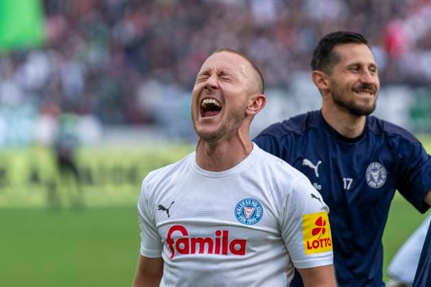Lewis Holtby Holstein Kiel, 10 GER, Hannover 96 vs Holstein Kiel, Football, Bundesliga 2, Matchday 34, Season 2023 2024, 19 05 2024 DFL REGULATES PROHIBIT ANY USE OF PHOTOGRAPHS AS IMAGE SEQUENCES AND OR QUASI VIDEO Hannover 96 vs Holstein Kiel, Football, Bundesliga 2, Matchday 34, Season 2023 2024, 19 05 2024 Hannover Copyright: xEibner-Pressefoto FabioxDeinertx EP_FDT