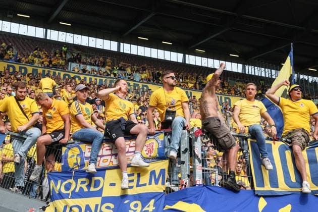 19 05 2024, xusrbx, Soccer 2 Bundesliga, 1 FC Kaiserslautern Eintracht Braunschweig emspor, v l the fans of Eintracht Braunschweig, DFL DFB REGULATIONS PROHIBIT ANY USE OF PHOTOGRAPHS as IMAGE SEQUENCES and or QUASI VIDEO Kaiserslautern