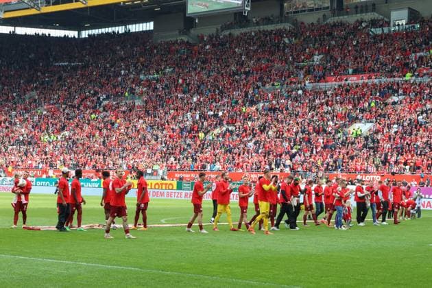 19 05 2024, xusrbx, Soccer 2 Bundesliga, 1 FC Kaiserslautern Eintracht Braunschweig emspor, v l the players of 1 FC Kaiserslautern, the fans of 1 FC Kaiserslautern, DFL DFB REGULATIONS PROHIBIT ANY USE OF PHOTOGRAPHS as IMAGE SEQUENCES and or QUASI VIDEO Kaiserslautern