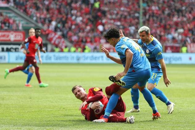 19 05 2024, xusrbx, Soccer 2 Bundesliga, 1 FC Kaiserslautern Eintracht Braunschweig emspor, v l Marlon Ritter 1 FC Kaiserslautern, 7 , Johan Gomez Eintracht Braunschweig, 44 , DFL DFB REGULATIONS PROHIBIT ANY USE OF PHOTOGRAPHS as IMAGE SEQUENCES and or QUASI VIDEO Kaiserslautern