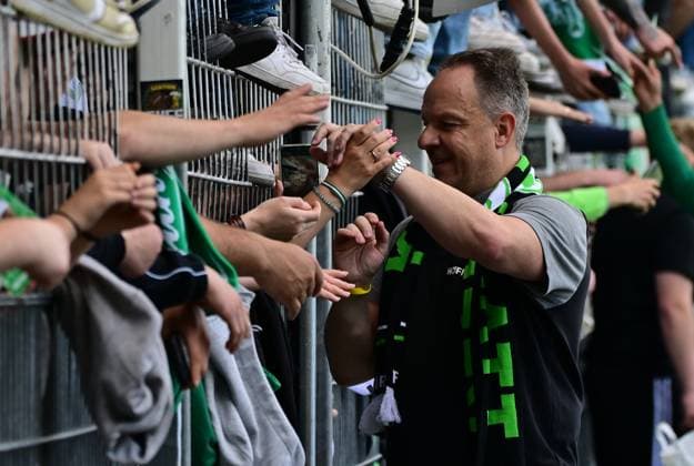 19 05 2024 Soccer Season 2023 2024 2 Soccer Bundesliga 34 Matchday SpVgg Greuther Fürth Kleeblatt FC Schalke 04 Sportfoto Zink MeZi xmexzix DFL regulations prohibit any use of photographs as image sequences and or quasi video only for editorial use Alexander Zorniger Trainer SpVgg Greuther Fürth after the end of the match at Fans Fanblock