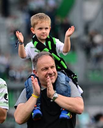 19 05 2024 Soccer Season 2023 2024 2 Soccer Bundesliga 34 Matchday SpVgg Greuther Fürth Kleeblatt FC Schalke 04 Sportfoto Zink MeZi xmexzix DFL regulations prohibit any use of photographs as image sequences and or quasi video only for editorial use Jubel Freude nach Spielende Alexander Zorniger Trainer SpVgg Greuther Fürth mit Sohn