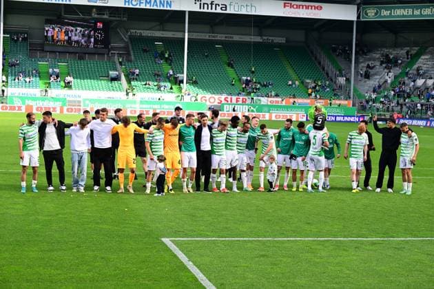 19 05 2024 Soccer Season 2023 2024 2 Soccer Bundesliga 34 Matchday SpVgg Greuther Fürth Kleeblatt FC Schalke 04 Sportfoto Zink AlSch xalxschx DFL regulations prohibit any use of photographs as image sequences and or quasi video only for editorial use Mannschaft Team SpVgg Greuther Fürth nach Spielende