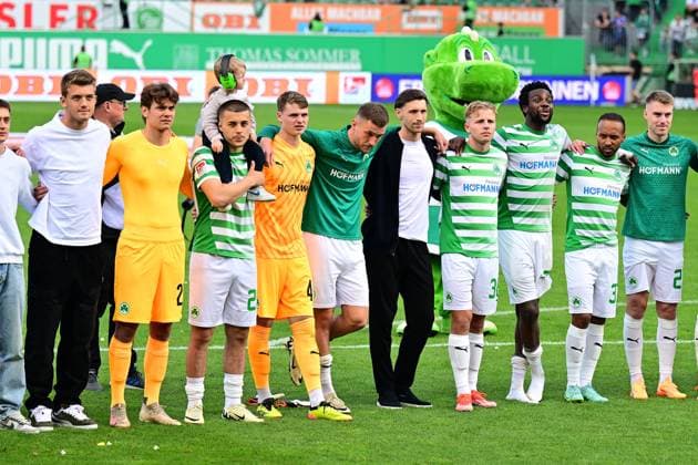 19 05 2024 Soccer Season 2023 2024 2 Soccer Bundesliga 34 Matchday SpVgg Greuther Fürth Kleeblatt FC Schalke 04 Sportfoto Zink AlSch xalxschx DFL regulations prohibit any use of photographs as image sequences and or quasi video only for editorial use Mannschaft Team SpVgg Greuther Fürth nach Spielende
