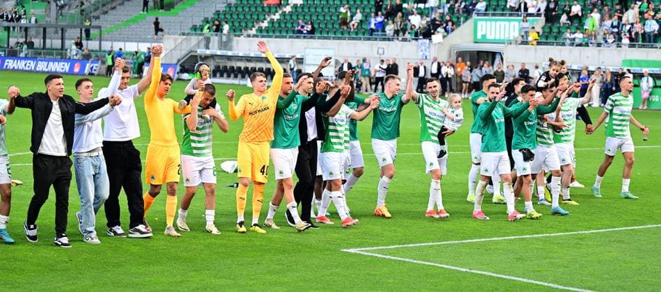 19 05 2024 Soccer Season 2023 2024 2 Soccer Bundesliga 34 Matchday SpVgg Greuther Fürth Kleeblatt FC Schalke 04 Sportfoto Zink AlSch xalxschx DFL regulations prohibit any use of photographs as image sequences and or quasi video only for editorial use Mannschaft Team SpVgg Greuther Fürth nach Spielende