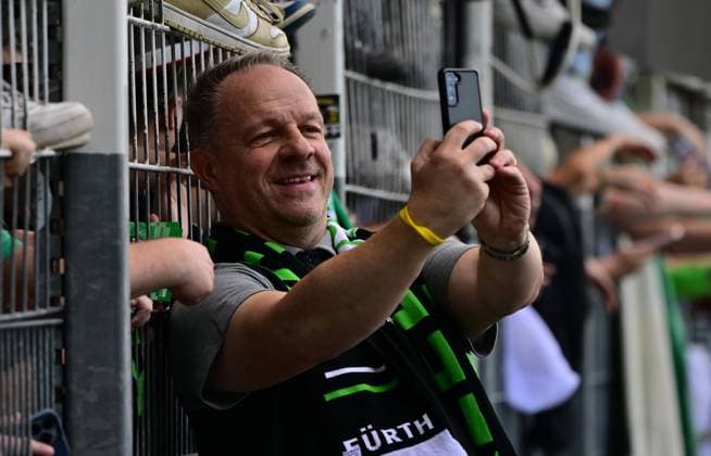 19 05 2024 Soccer Season 2023 2024 2 Soccer Bundesliga 34 Matchday SpVgg Greuther Fürth Kleeblatt FC Schalke 04 Sportfoto Zink MeZi xmexzix DFL regulations prohibit any use of photographs as image sequences and or quasi video only for editorial use Alexander Zorniger Trainer SpVgg Greuther Fürth after the end of the match at Fans Fanblock