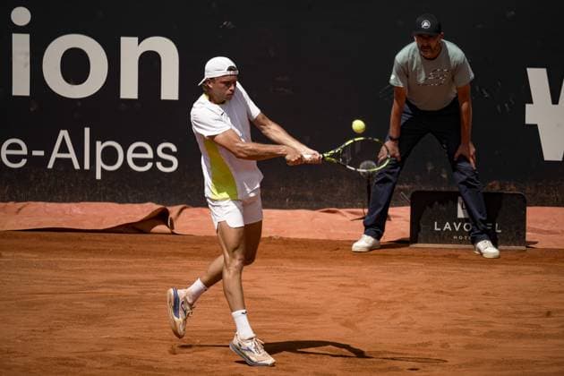 Le tennisman Alexandre MULLER (FRA) lors du tournoi de tennis de l Open Parc Auvergne RhÃ ne-Alpes Ã Lyon le 19 05 2024. TENNIS : Open Parc Auvergne RhÃ ne-Alpes - Lyon - 19 05 2024 SandrineThesillat Panoramic 
