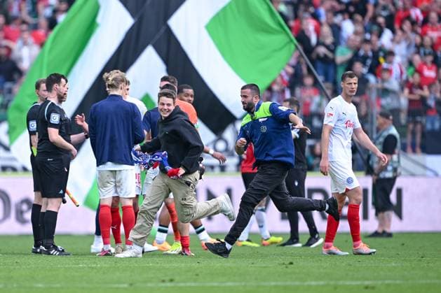 19 05 2024, Football, 2 Bundesliga, 34 Matchday Season 2023 2024, Hannover 96 Holstein Kiel, Flitzer on the pitch xRHR PHOTO TKx Copyright: RHR-FOTOx RHR-FOTO TK