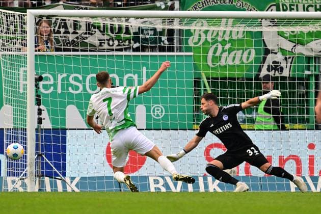 19 05 2024 Soccer Season 2023 2024 2 Soccer Bundesliga 34 Matchday SpVgg Greuther Fürth Kleeblatt FC Schalke 04 Sportfoto Zink AlSch xalxschx DFL regulations prohibit any use of photographs as image sequences and or quasi video only for editorial use Dennis Srbeny 7, SpVgg Greuther Fürth Marius Müller Mueller 32, FC Schalke 04 S04