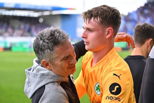19 05 2024 Soccer Season 2023 2024 2 Soccer Bundesliga 34 Matchday SpVgg Greuther Fürth Kleeblatt FC Schalke 04 Sportfoto Zink xwoxzix DFL regulations prohibit any use of photographs as image sequences and or quasi video only for editorial use Michael Schleinkofer Athletik Trainer SpVgg Greuther Fürth Jonas Urbig 40, SpVgg Greuther Fürth