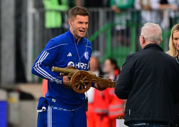 19 05 2024 Soccer Season 2023 2024 2 Soccer Bundesliga 34 Matchday SpVgg Greuther Fürth Kleeblatt FC Schalke 04 Sportfoto Zink MeZi xmexzix DFL regulations prohibit any use of photographs as image sequences and or quasi video only for editorial use Simon Terodde 9, FC Schalke 04 S04 receives goal scorers crown at the end of the match