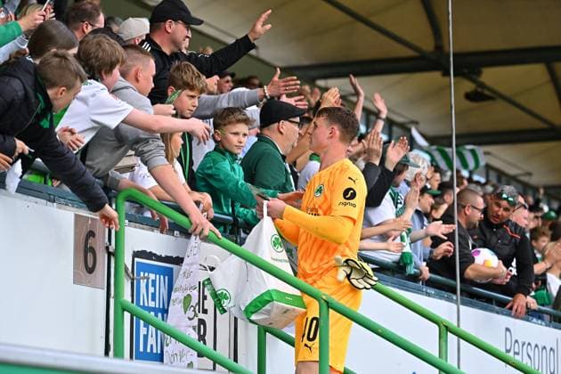 19 05 2024 Soccer Season 2023 2024 2 Soccer Bundesliga 34 Matchday SpVgg Greuther Fürth Kleeblatt FC Schalke 04 Sportfoto Zink xwoxzix DFL regulations prohibit any use of photographs as image sequences and or quasi video only for editorial use Jonas Urbig 40, SpVgg Greuther Fürth at Kleeblattfans after the end of the match